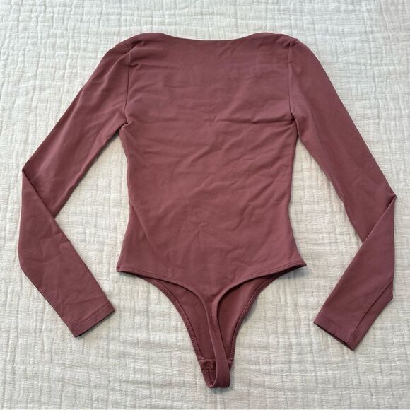 Aritzia Babaton Mauve Long Sleeve Contour V-Neck Bodysuit Size XS - Picture 3 of 6